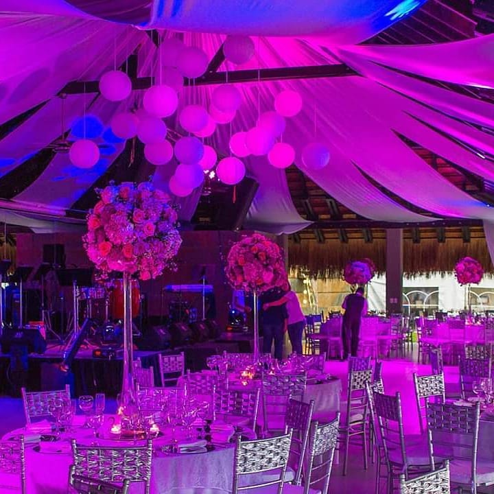 Evento corporativo nocturno